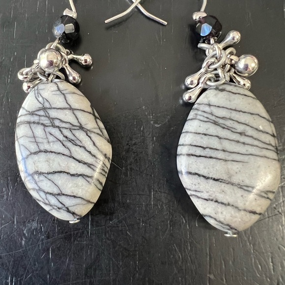 ONE PRE-OWNED PAIR OF 2” GRAY STONE DANGLE EARRINGS CTM1 - Picture 1 of 2